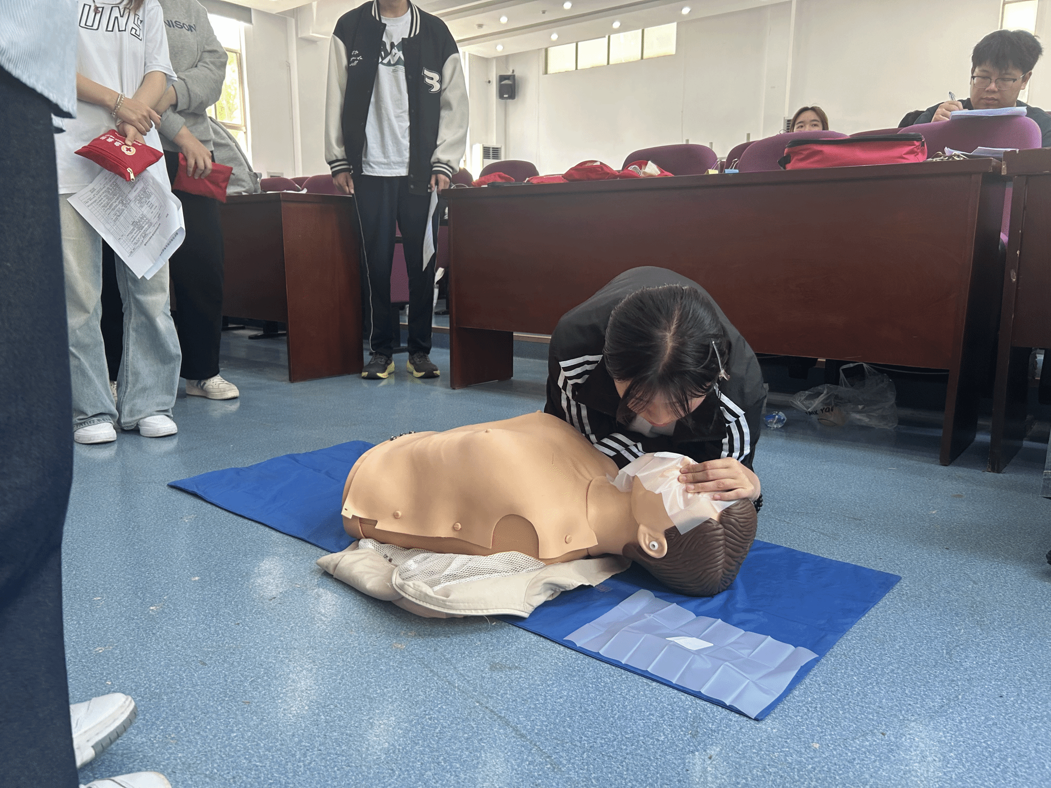 我校开展急救专项培训